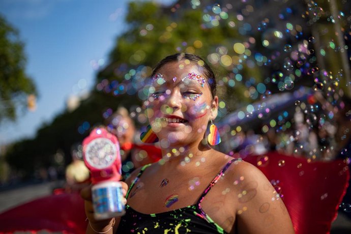 Una persona amb una pistola de pompes durant una manifestació del Pride Barcelona 2024, a 20 de juliol de 2024, a Barcelona, Catalunya (Espanya). El Pride Barcelona 2024 se celebra avui amb la manifestació de l'Orgull. Es tracta d'una manifestació tradi