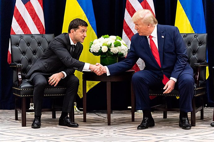 Archivo - 25 September 2019, US, New York: US President Donald Trump (R), shakes hands with Ukraine's President Volodymyr Zelensky, after their bilateral meeting at Intercontinental New York Barclay hotel. Photo: Shealah Craighead/White House via ZUMA Wir