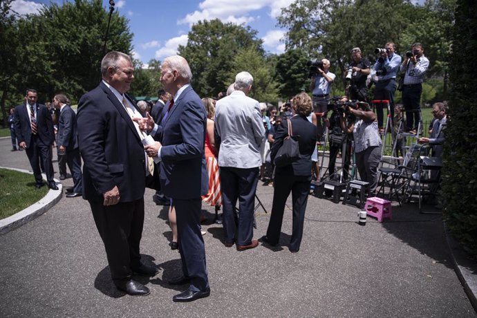 Archivo - June 24, 2021, Washington, District of Columbia, USA: United States President Joe Biden speaks to United States Senator Jon Tester (Democrat of Montana), as Senators speak to reporters outside of the West Wing of the White House following a meet