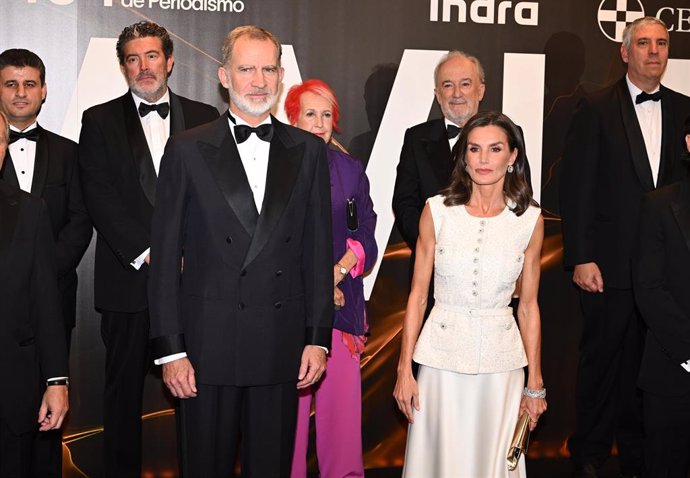 El Rey Felipe IV y la Reina Letizia posan junto a Ignacio Julián Quirós, director de ABC, y  los premiados, Said Khatib y Rosa María Calaf, en la nueva sede de ABC donde se celebran los Premios Internacionales de Periodismo de ABC “Mariano de Cavia”, “Luc