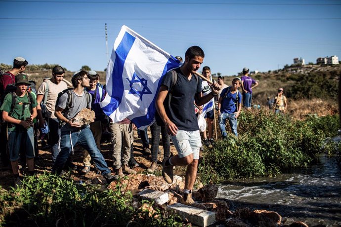 Archivo - 20 July 2022, Israel, West Bank: Right-wing settlers march in the hills of the West Bank to build a new settlement outside the settlement of Barkan. Photo: Ilia Yefimovich/dpa