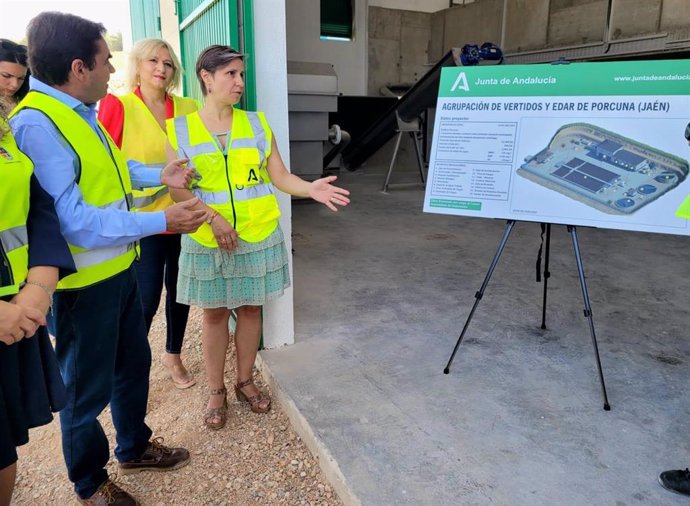 El acalde de Porcuna, Miguel Moreno, y la delegada Soledad Aranda durante la visita a las obras de la EDAR