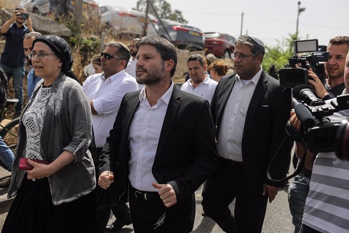 Archivo - 10 May 2021, Israel, Jerusalem: Knesset members Itamar Ben-Gvir (R) and Betzalel Smotrich (C) visit Jerusalem's Sheikh Jarrah neighbourhood. Some Palestinian families in Sheikh Jarrah are facing eviction from their homes by Israeli authorities, 