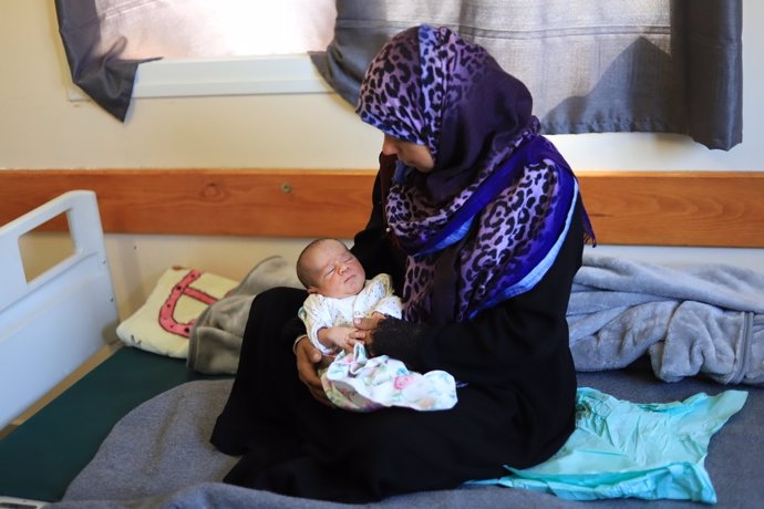 Una madre da a luz a su hijo en el hospital Nasser, en el sur de la Franja de Gaza