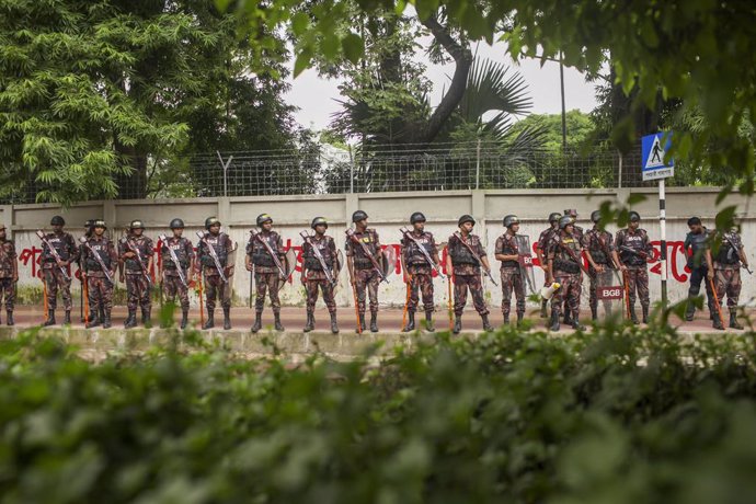 17 July 2024, Bangladesh, Dhaka: Members of the Border Guard Bangladesh (BGB) stand guard outside the university, one day after police reported that at least six people died and dozens injured as clashes took place during nationwide protests demanding the