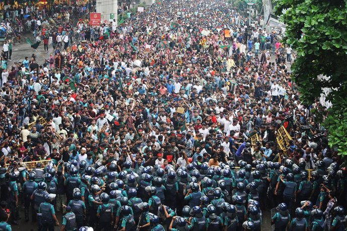 11 July 2024, Bangladesh, Dhaka: Students scuffle with police during a protest to demand merit-based system for civil service jobs in Dhaka on July 11, 2024. Bangladesh police on July 11 fired tear gas and rubber bullets to disperse university student pro