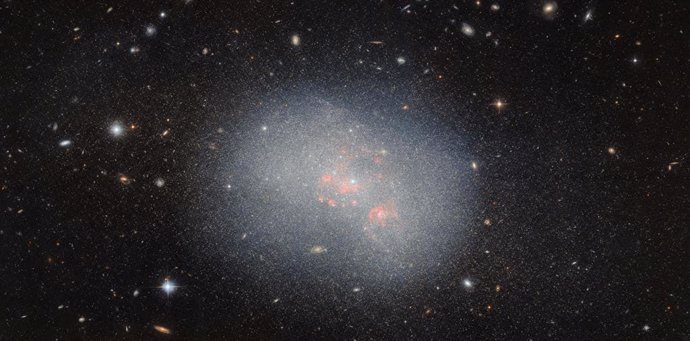 El Hubble capta NGC 5238