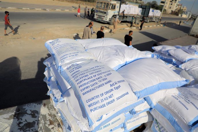 Archivo - GAZA, May 31, 2024  -- Humanitarian aid arrives at a warehouse of the United Nations Relief and Works Agency for Palestine Refugees in the Near East (UNRWA) in the southern Gaza Strip city of Khan Younis, on May 31, 2024. The Hamas-run media off