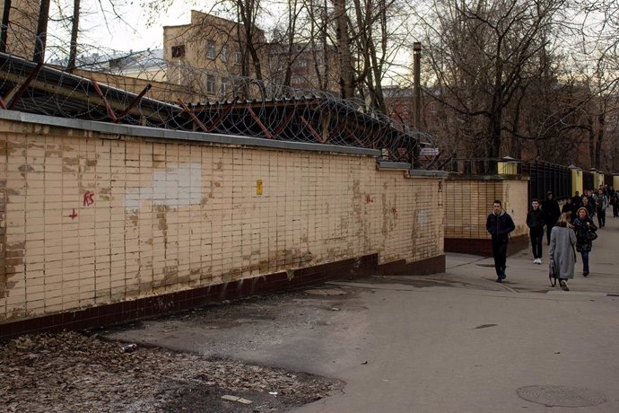 Archivo - April 4, 2023, Moscow, Russia: People walk by the walls of the Lefortovo prison reinforced with barbed wire. Lefortovo Prison is currently under the jurisdiction of the Russian Ministry of Justice and is officially referred to as the Lefortovo i