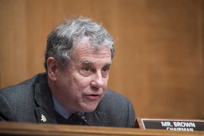 Archivo - January 25, 2024, Washington, District Of Columbia, USA: United States Senator Sherrod Brown (Democrat of Ohio), Chair, US Senate Committee on Banking, Housing, and Urban Affairs, presides over a Senate Committee on Banking, Housing, and Urban A