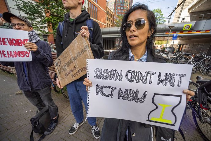 Archivo - June 7, 2024, The Hague, Netherlands: A female demonstrator holds a placard expressing her opinion, during today's 'Demonstration for Justice' held in The Hague city centre. Since April 15, 2023, Sudan has been engulfed in a brutal conflict. Thi