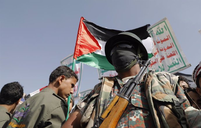 Archivo - May 31, 2024, Sanaa, Sanaa, Yemen: Houthi supporter holds a gun during a protest against the US and Israel, and in solidarity with the Palestinian people..Houthi military spokesman Yahya Sarea reported that airstrikes conducted by the United Sta