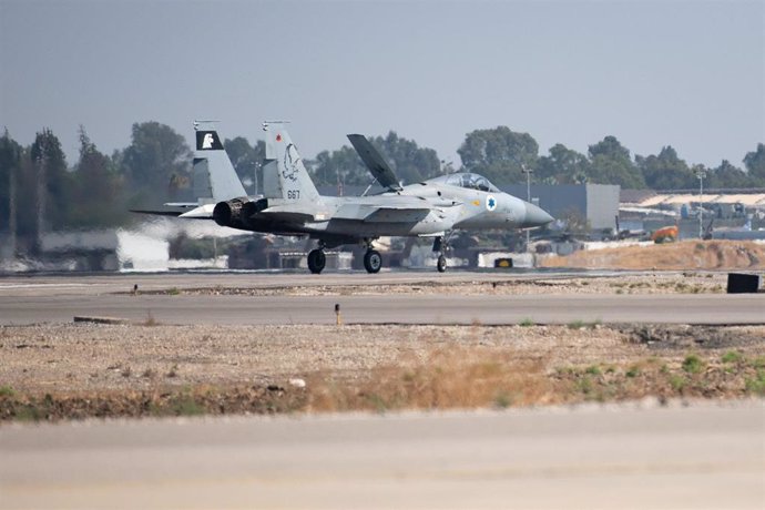 Aviones de combate F15 de la Fuerza Aérea de Israel se preparan para despegar para bombardear Yemen tras un ataque con drones en Tel Aviv el 19 de julio de 2024. 