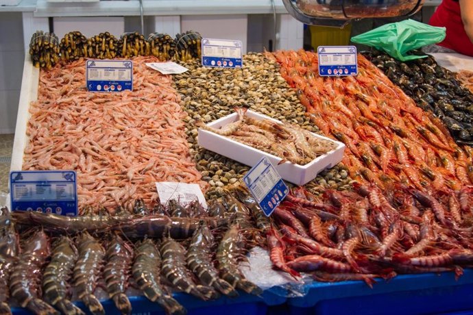 Mariscos en un puesto de un mercado.