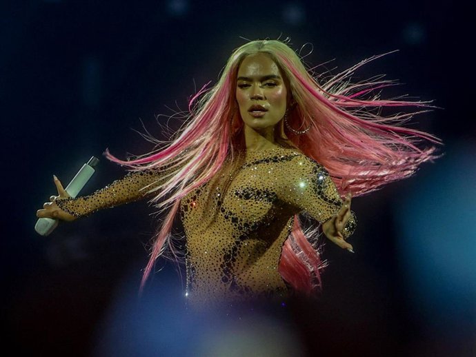 La cantante Karol G durante una actuación, en el Santiago Bernabéu, a 20 de julio de 2024, en Madrid (España).