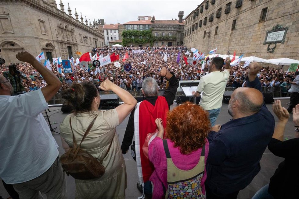 Archivo - Un grupo de personas durante una marcha convocada por BNG que parte de la Alameda, a 25 de julio de 2023, en Santiago de Compostela, A Coruña, Galicia (España). Como cada 25 de julio, con la celebración de la Fiesta del Apóstol de Santiago, el