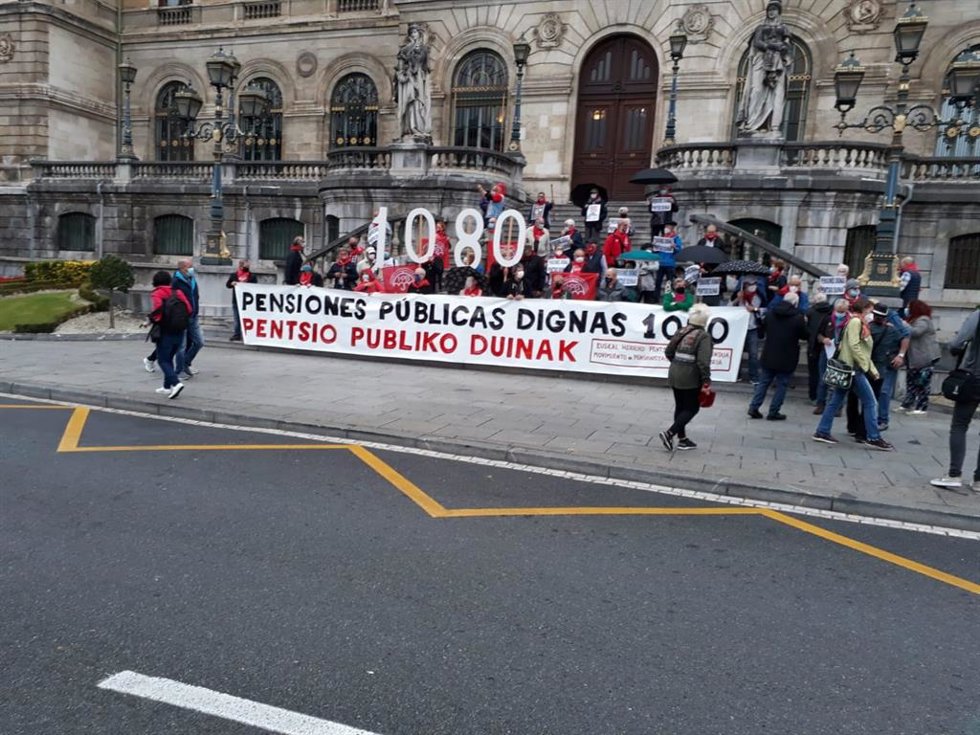 Archivo - Protesta del colectivo de pensionistas ante el Ayuntamiento de Bilbao