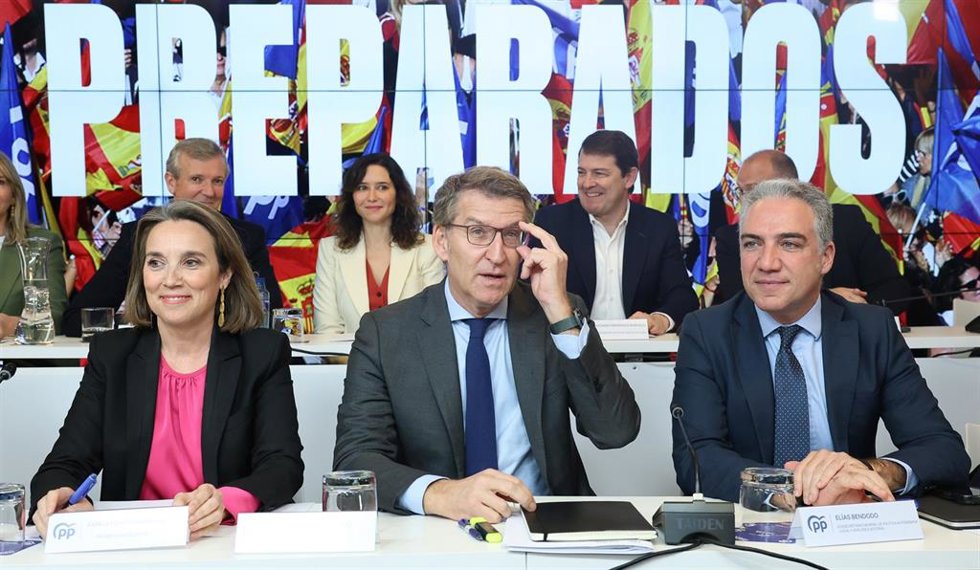Archivo - (I-D) En primera fila, la secretaria general del PP, Cuca Gamarra; el líder del PP, Alberto Núñez Feijóo; y el vicesecretario de Política Autonómica del PP, Elías Bendodo; y en segunda fila, el presidente de la Xunta de Galicia, Alfonso Rueda;