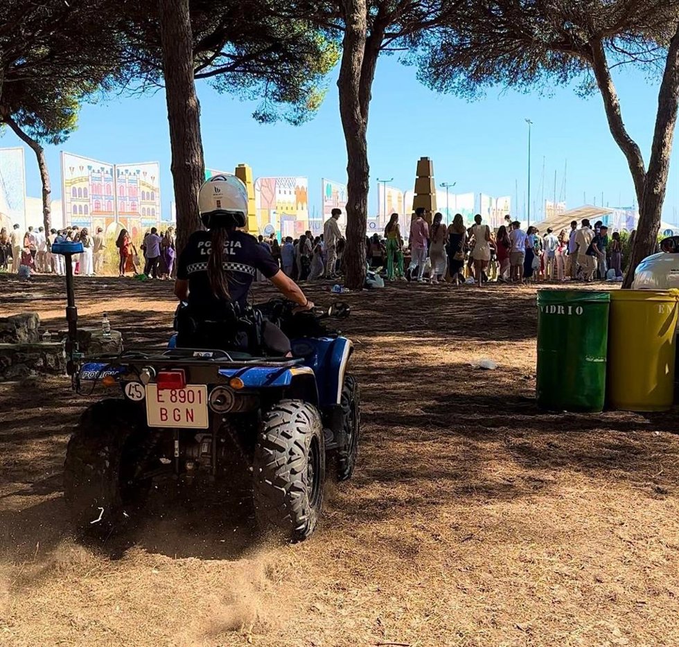 Actuación policial en El Puerto de Santa María contra las aglomeraciones en verano.