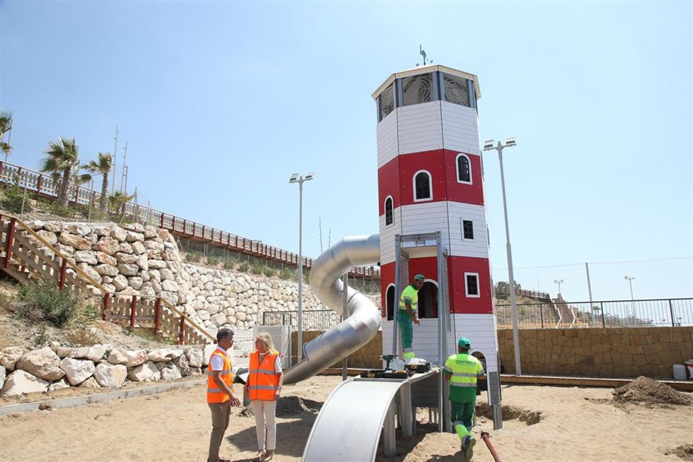 Las instalaciones está inspirado en el medio marino, con elementos como un faro o una torre de socorrismo.