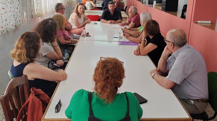 Reunión del PSOE municipal con vecinos de Parque Moret.