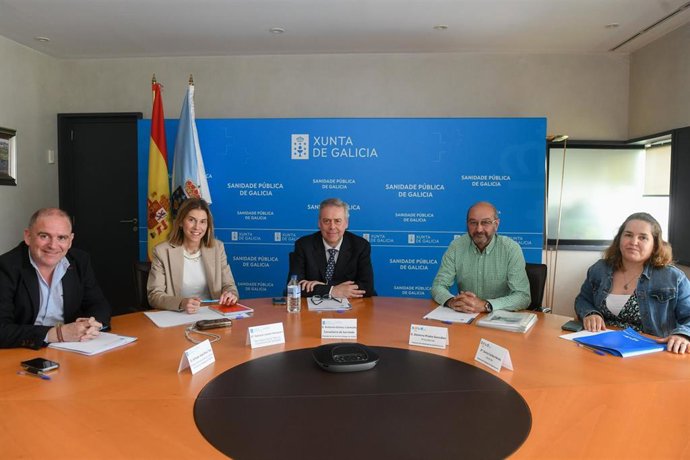 El conselleiro de Sanidade, Antonio Gómez Caamaño, se reúne con representantes de Down Galicia.