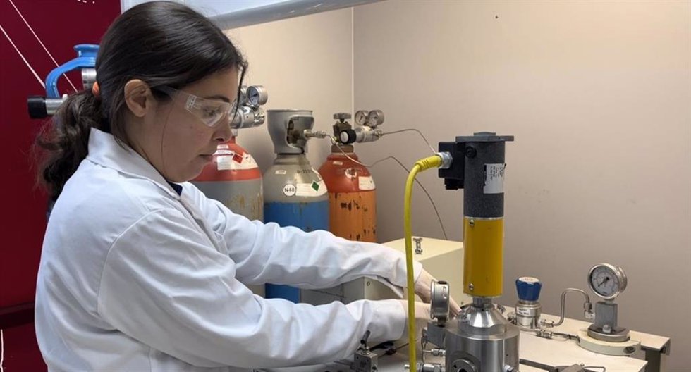 Archivo - Investigadora en un laboratorio de la Universidad de Huelva.
