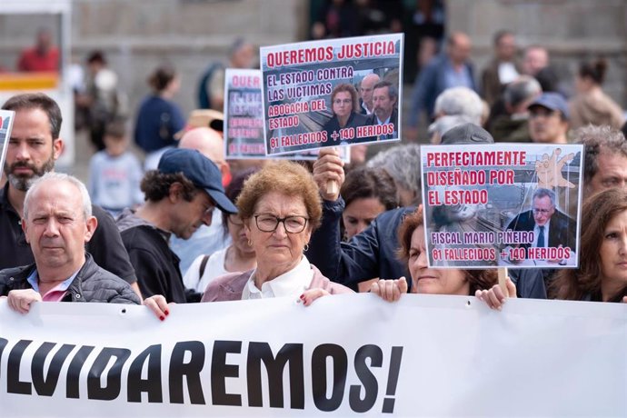 Archivo - Familiares de fallecidos y heridos en el descarrilamiento del Alvia en la curva de A Grandeira se reúnen ante la estación de tren santiaguesa de donde sale una marcha de protesta, a 24 de julio de 2023, en A Coruña, Galicia (España). Víctimas de