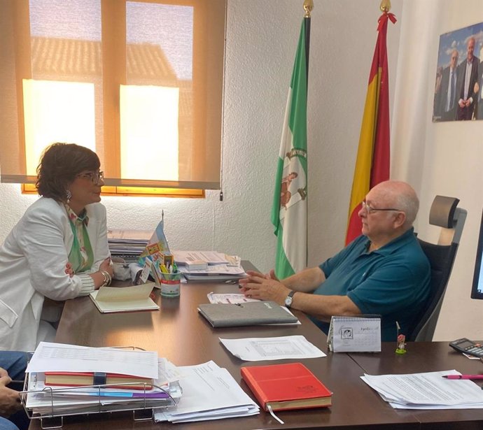 La diputada de Gobierno Electrónico y Régimen Interior de la Diputación de Jaén, Inés Arco, con el alcalde de Carbonero, Domingo Bonillo.