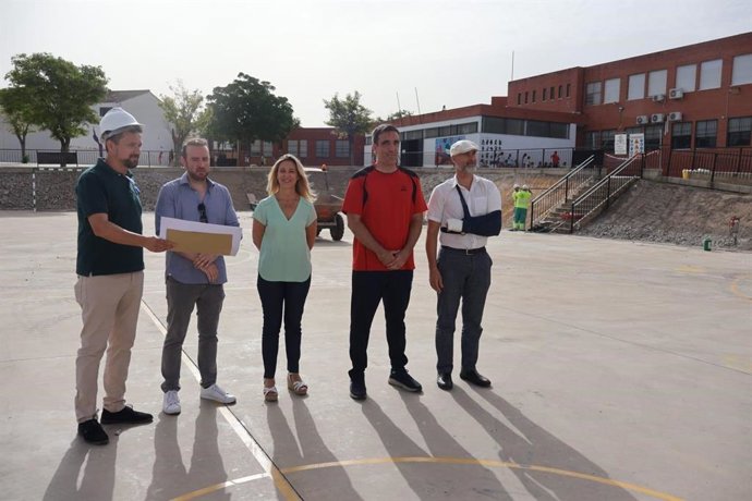 La alcaldesa de Alcalá, Ana Isabel Jiménez, ha visitado las obras en el CEIP Silos.