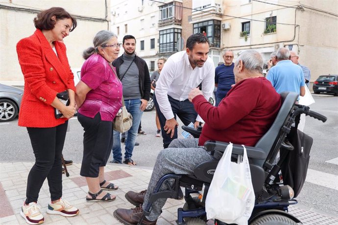 El portavoz socialista en el Ayuntamiento de Málaga, Daniel Pérez, junto a vecinos de la ciudad, en una imagen de archivo.