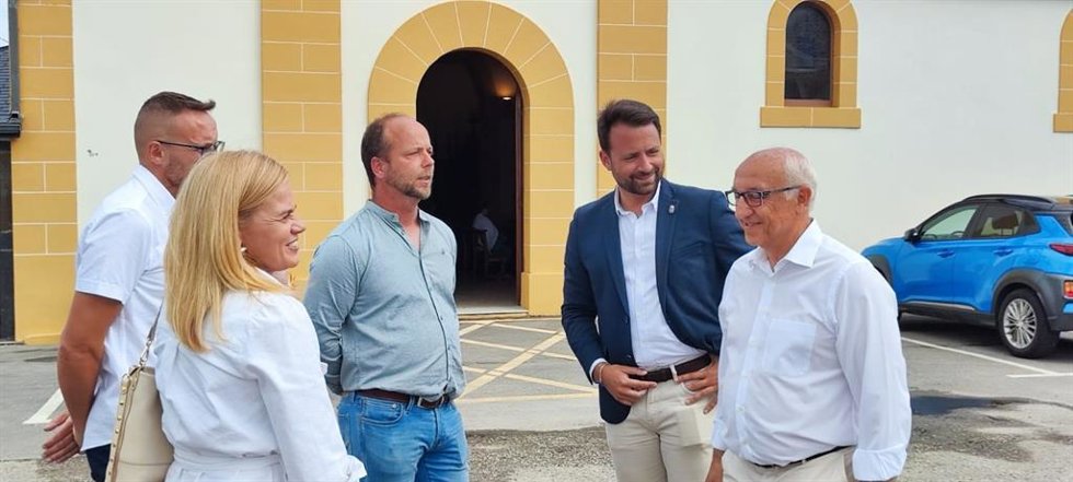 El presidente del PP de Asturias y portavoz del Grupo Popular en la Junta General, Álvaro Queipo, durante una visita a Barcia