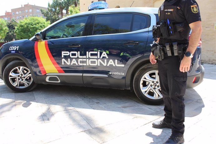 Archivo - Imagen de archivo de un agente de la Policía Nacional