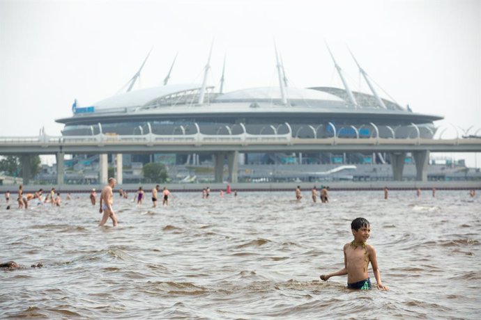 Archivo - (210623) -- ST. PETERSBURG, June 23, 2021 (Xinhua) -- People cool off in water at a park in St. Petersburg, Russia, June 22, 2021. A heat wave was hitting St. Petersburg in recent days with the highest temperature exceeding 30 degrees Celsius.