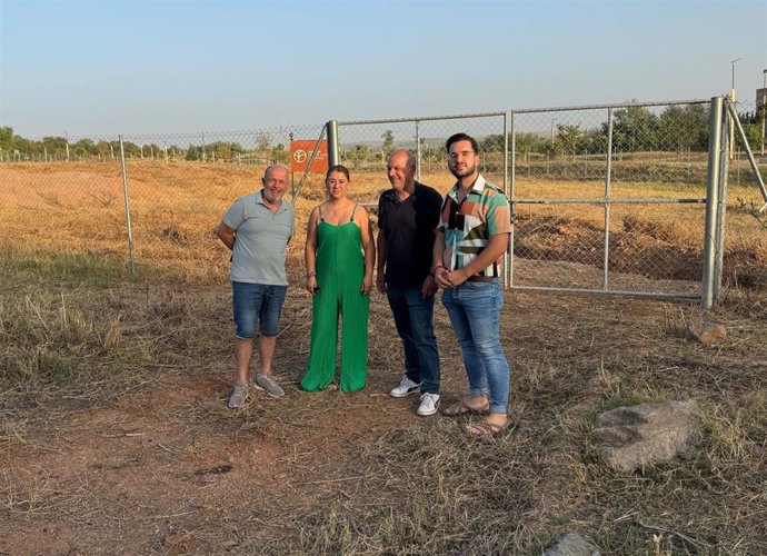 Miembros de Hacemos Córdoba en el terreno destinado a la creación de huertos urbanos.