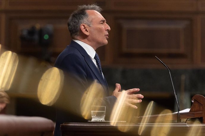 El diputado de Sumar Enrique Santiago interviene durante una sesión plenaria, en el Congreso de los Diputados, a 25 de junio de 2024, en Madrid (España). 