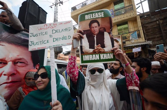 Manifestación a favor de la liberación de Imran Jan en Peshawar (Pakistán)