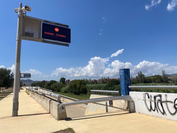 Tanquen el Parc Fluvial del Besòs per l'abocament tòxic derivat de l'incendi de Polinyà (Barcelona)