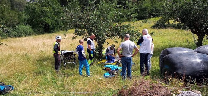 Rescatado un parapentista que cochó contra un árbol en Lebeña