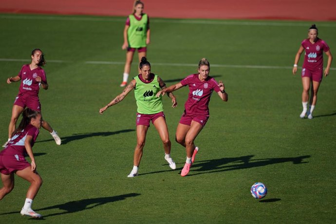 Jenni Hermoso y Alexia Putellas durante un entrenamiento de la selección española en la Ciudad del Fútbol de Las Rozas