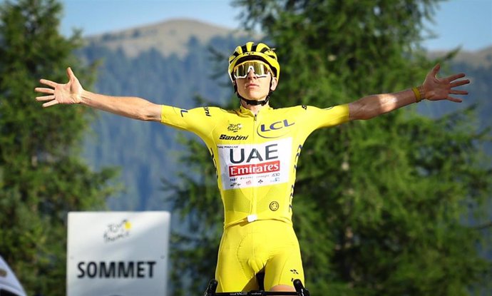 Tadej Pogacar celebra una victoria de etapa en el Tour de Francia.