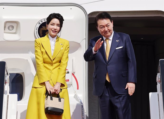 Archivo - 17 January 2023, United Arab Emirates, Dubai: South Korean President Yoon Suk Yeol (R) and first lady Kim Keon Hee wave at an airport in Dubai, as they end a two-day visit to the United Arab Emirates and head to Switzerland for a four-day visit.