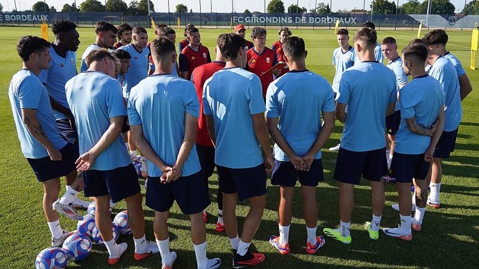 Santi Denia junto a los jugadores de la selección olímpica que jugará en los Juegos de París