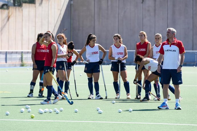 Las jugadoras de la selección femenina de hockey sobre hierba durante un entrenamiento en Madrid
