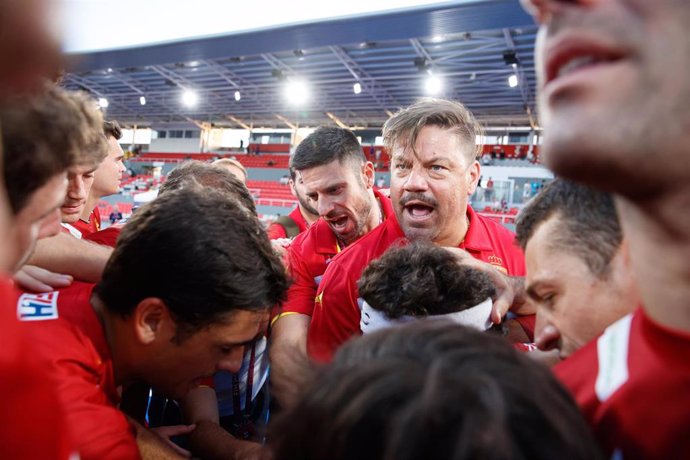 Archivo - Max Caldas arenga a los jugadores de la selección española de hockey sobre hierba