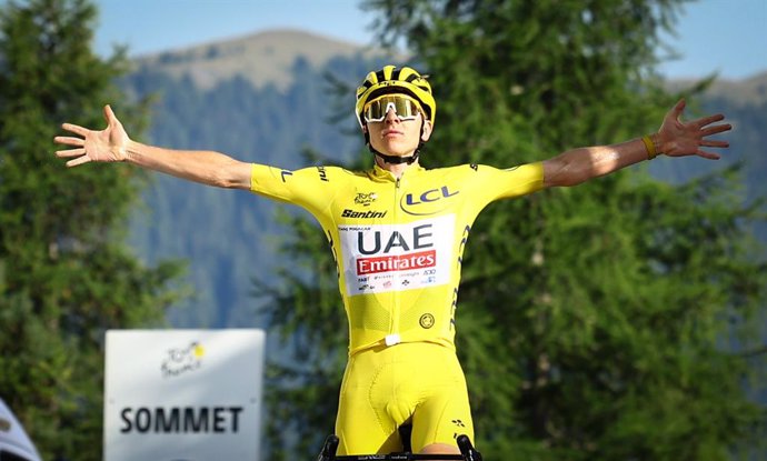 Tadej Pogacar celebra una victòria d'etapa en el Tour de França.