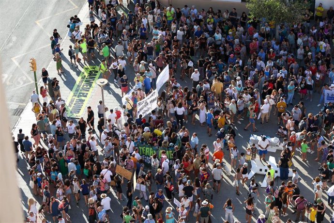 Más de 20.000 personas, según Policía Nacional, y 50.000, según los organizadores, se manifiestan en Palma "hartas" de la masificación turística