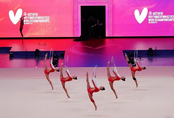 Archivo - El conjunto español de gimnasia rítmica durante un ensayo para el Mundial de Valencia de 2023