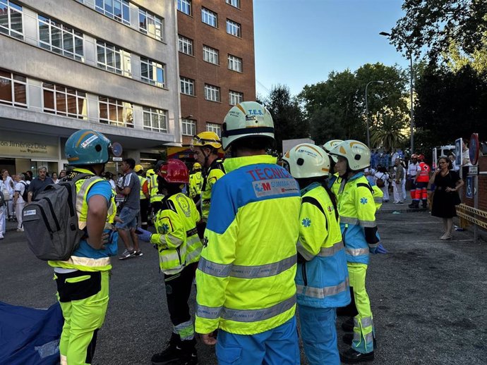 Bomberos extinguen un incendido en la Fundación Jiménez Díaz.