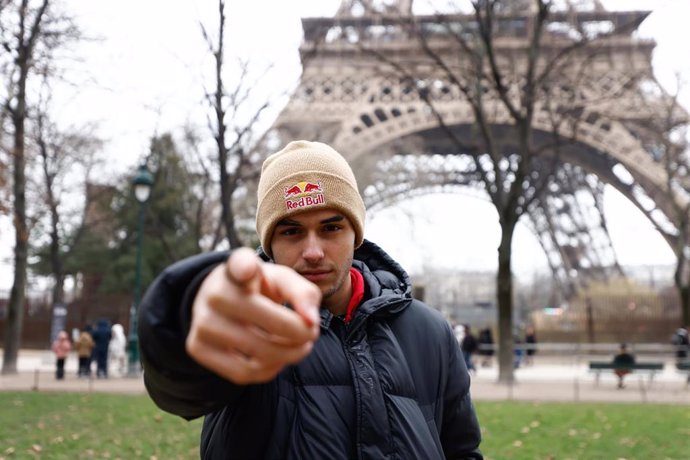 Archivo - Alberto Gines poses for photo in front of Eiffel Tower during the visit of the Iberia Team “Talento “a Bordo to Paris less than two hundred days before the start of the Paris 24 Olympic Games on January 13, 2024 in Paris, France.